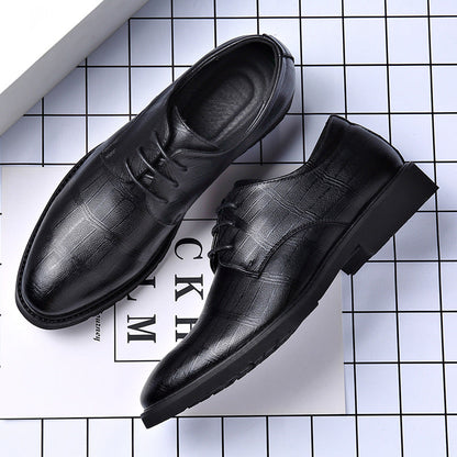 Scarpe eleganti da uomo in pelle nera, design classico con lacci, su sfondo a griglia bianca. Scarpe formali per ufficio o eventi speciali.