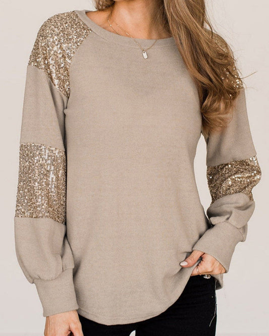 Maglia beige donna con paillettes dorate su maniche lunghe, moda casual elegante, abbigliamento autunnale, stile glamour, outfit femminile trendy.