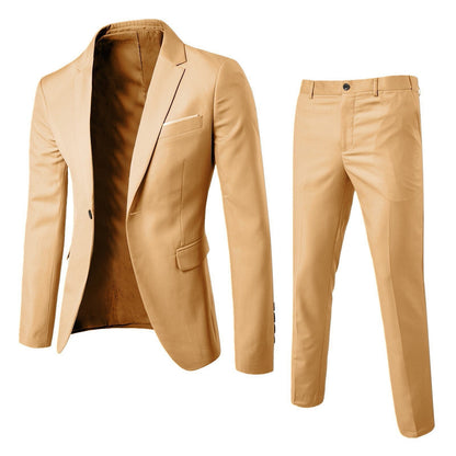 Completo elegante da uomo color beige, giacca monopetto e pantaloni abbinati. Moda maschile, abbigliamento formale, stile classico.