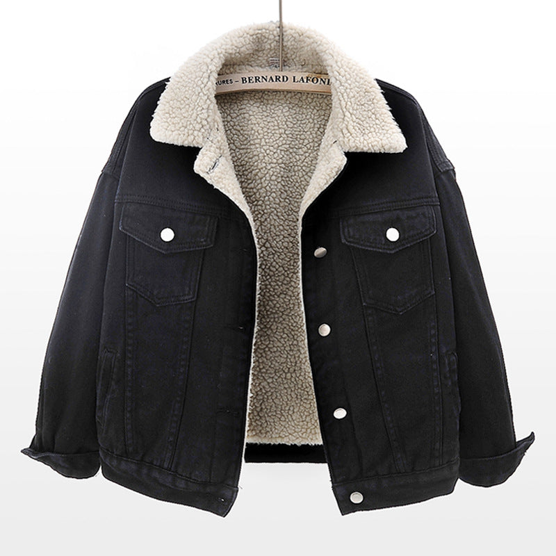 Giacca di jeans nera con fodera in pelliccia sintetica bianca, bottoni metallici, tasche frontali. Moda invernale, abbigliamento casual uomo.