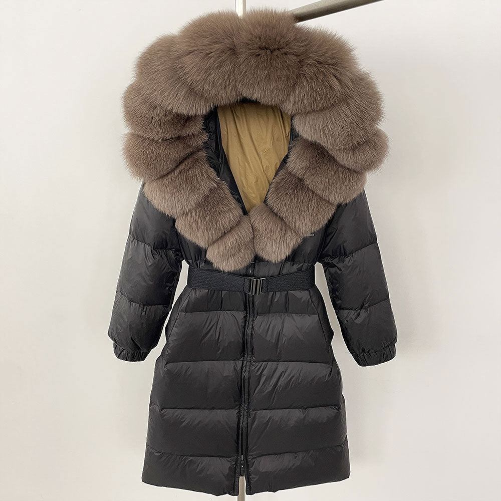 Cappotto invernale nero con cappuccio in pelliccia marrone, imbottito e con cintura. Elegante e caldo, ideale per moda invernale.