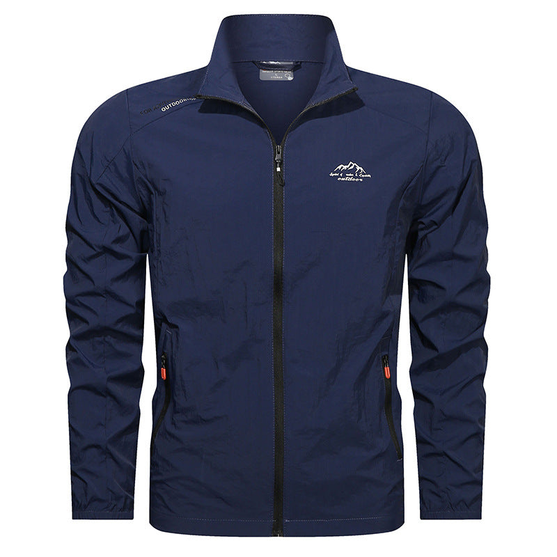 Giacca a vento blu scuro da uomo con zip frontale, colletto alto e logo montagna. Design sportivo, ideale per attività outdoor e trekking.