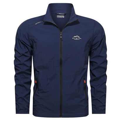 Giacca a vento blu scuro da uomo con zip frontale, colletto alto e logo montagna. Design sportivo, ideale per attività outdoor e trekking.