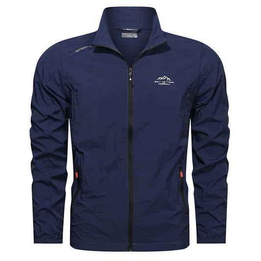 Giacca a vento blu scuro da uomo con zip frontale, colletto alto e logo montagna. Design sportivo, ideale per attività outdoor e trekking.