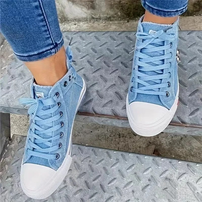 Scarpe da ginnastica alte in tela azzurra su scala metallica, moda casual, jeans, calzature trendy, stile urbano, comfort quotidiano.
