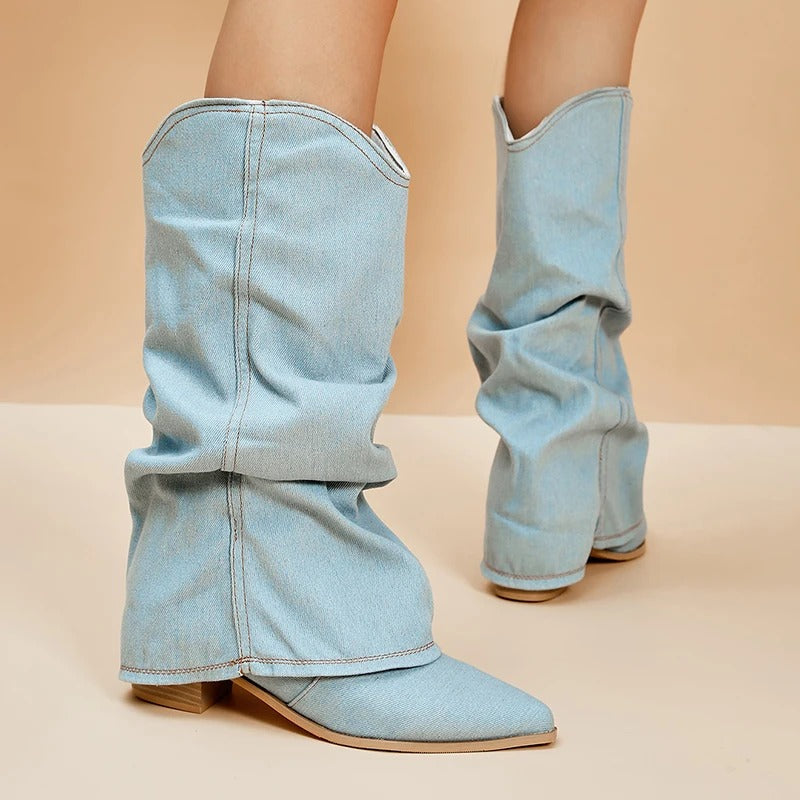 Stivali alti in denim chiaro, design slouchy, punta affusolata, tacco basso, moda donna, calzature trendy, stile casual chic.