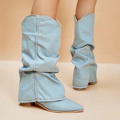 Stivali alti in denim chiaro, design slouchy, punta affusolata, tacco basso, moda donna, calzature trendy, stile casual chic.