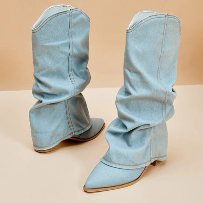 Stivali in denim chiaro con tacco basso e punta affusolata, design moderno e pieghe morbide, moda autunno-inverno, calzature donna eleganti.