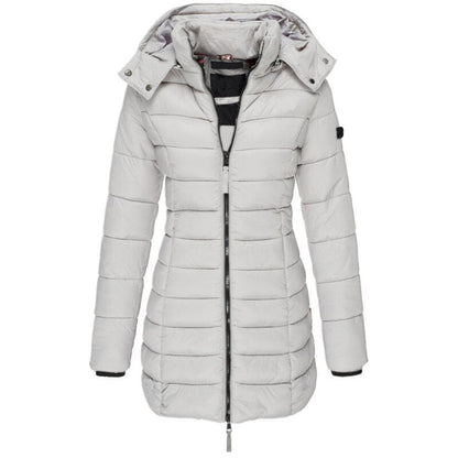 Giacca invernale donna bianca con cappuccio, imbottita, chiusura zip frontale, design trapuntato, ideale per freddo, moda inverno, abbigliamento casual.