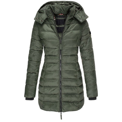 Giacca invernale verde oliva da donna con cappuccio, imbottitura trapuntata, chiusura a zip, design elegante e funzionale per climi freddi.