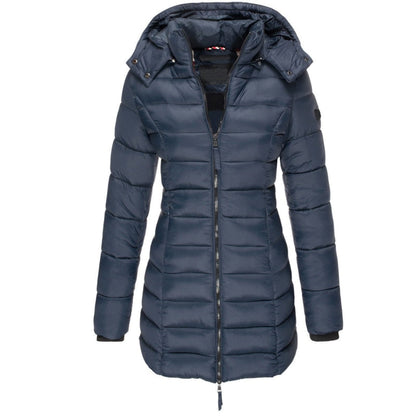 Giacca invernale donna blu scuro, imbottita, con cappuccio removibile e chiusura a zip. Elegante e calda, ideale per la stagione fredda.