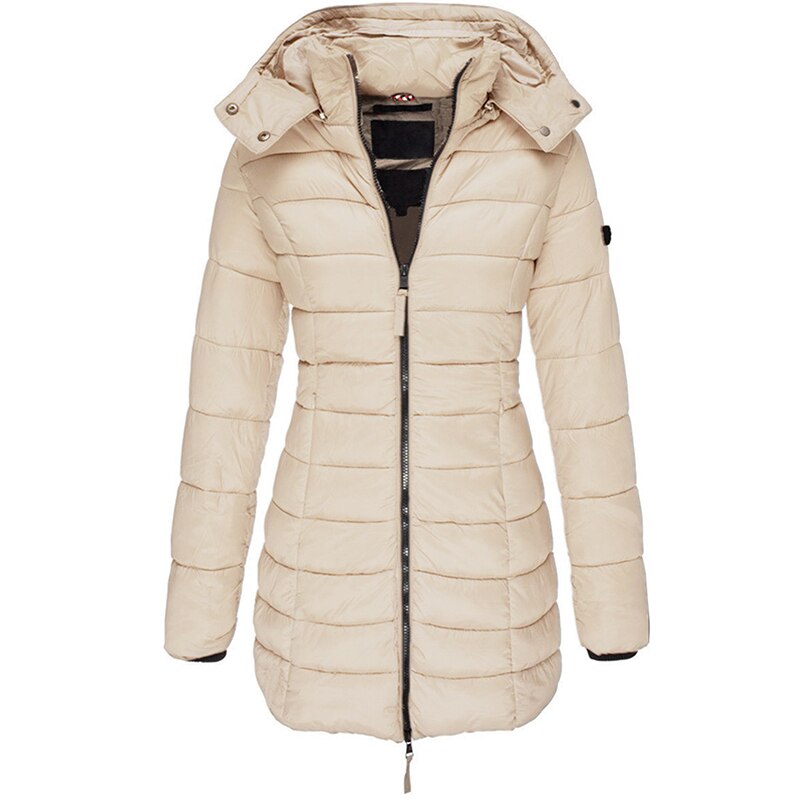 Giacca invernale donna beige, imbottita, con cappuccio staccabile e chiusura zip. Elegante piumino lungo, moda autunno inverno.
