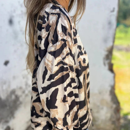Giacca donna fantasia animalier, maniche lunghe, sfondo bianco e nero. Moda autunno, stile casual chic, tessuto leggero.