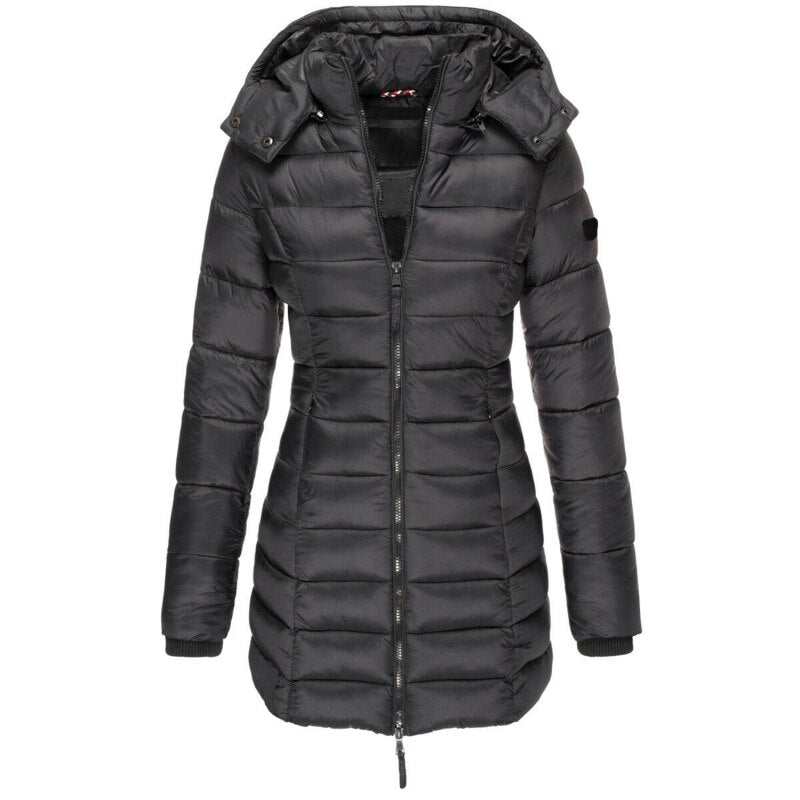 Giacca invernale donna nera, imbottita, con cappuccio removibile e chiusura a zip. Design elegante e caldo, ideale per climi freddi.