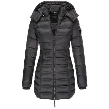 Giacca invernale donna nera, imbottita, con cappuccio removibile e chiusura a zip. Design elegante e caldo, ideale per climi freddi.
