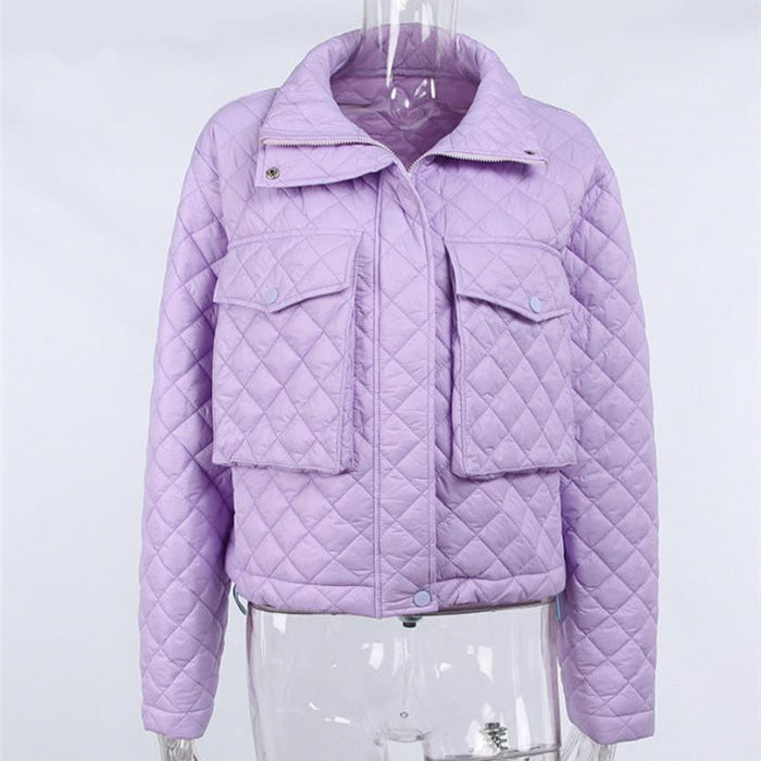 Giacca trapuntata viola chiaro con tasche frontali grandi, colletto alto e chiusura a bottoni. Moda autunnale, abbigliamento casual donna.