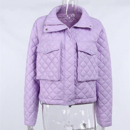 Giacca trapuntata viola chiaro con tasche frontali grandi, colletto alto e chiusura a bottoni. Moda autunnale, abbigliamento casual donna.