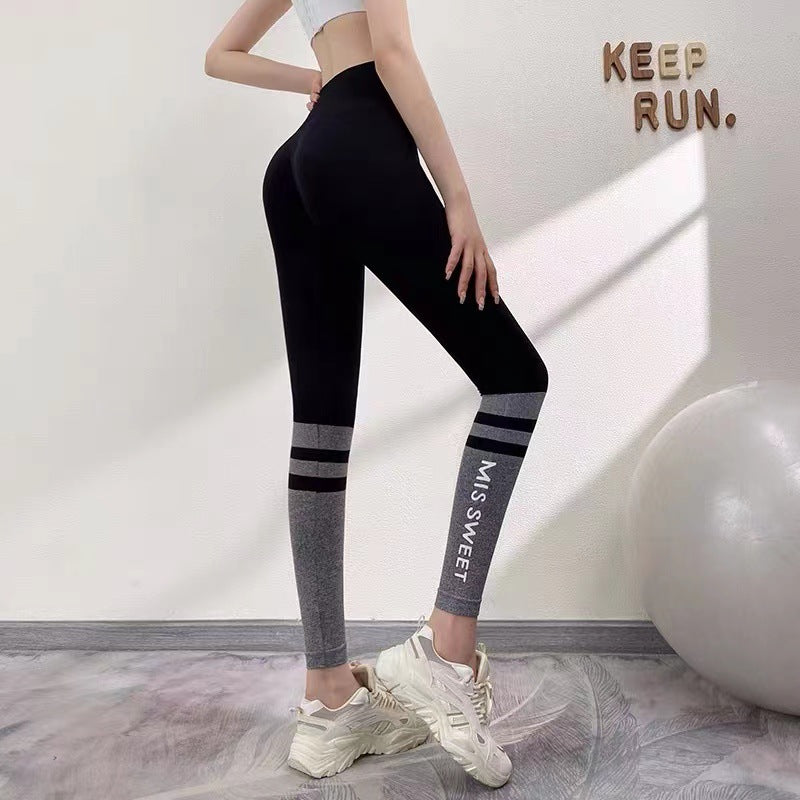 Donna in leggings sportivi neri e grigi, scarpe da ginnastica bianche, accanto a una palla da ginnastica. Testo "Keep Run" sul muro.