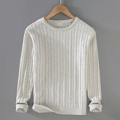 Maglione grigio chiaro in lana intrecciata su gruccia, design a trecce, moda autunnale, abbigliamento casual elegante, sfondo grigio.