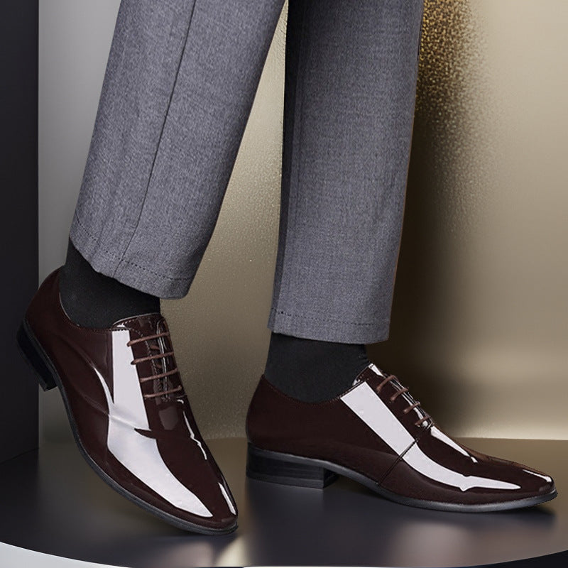 Scarpe eleganti da uomo in pelle marrone lucida, abbinate a pantaloni grigi. Calzature formali di lusso, ideali per eventi e cerimonie.