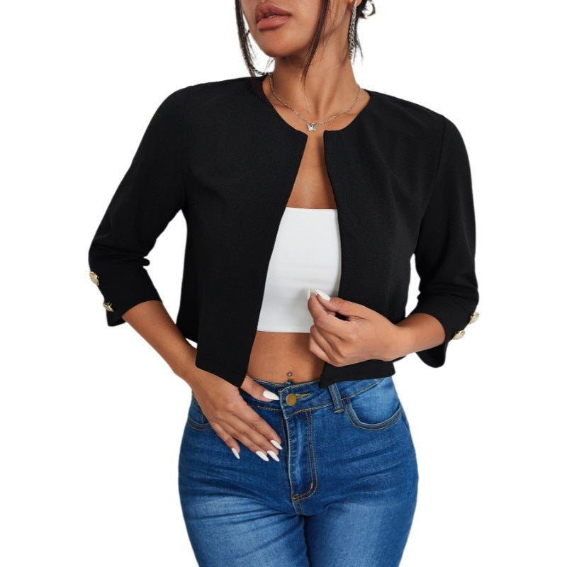 Donna con giacca nera elegante, top bianco e jeans blu. Moda casual chic, abbigliamento femminile trendy, stile moderno.