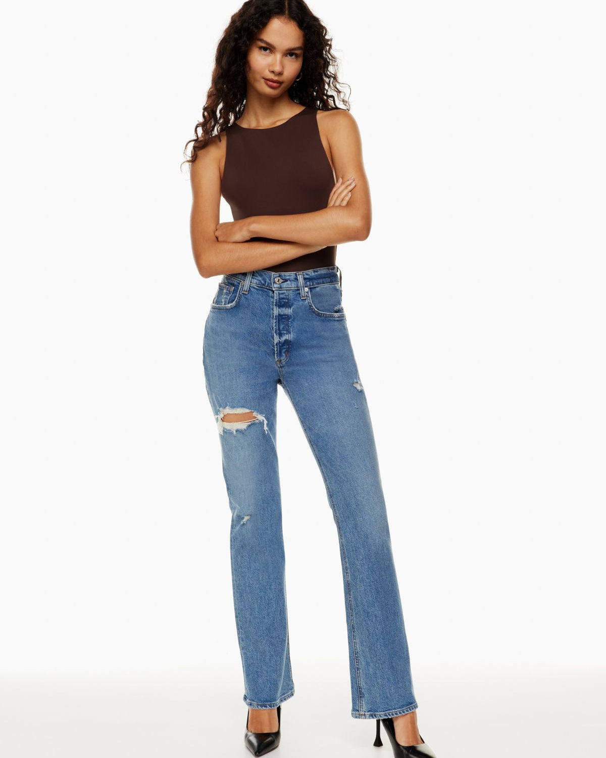 Jeans de mujer en denim de pierna recta y cintura alta con rotos