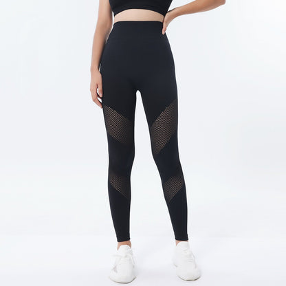 Leggings sportivi neri con dettagli a rete, indossati da una donna in top nero. Abbigliamento fitness, moda activewear, stile moderno.