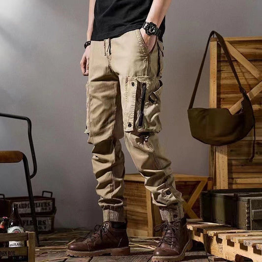 Pantaloni cargo uomo beige, tasche multiple, stile casual, abbinati a stivali marroni. Moda maschile urbana, abbigliamento outdoor.