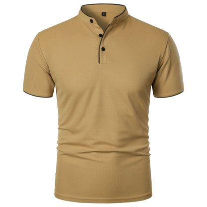 Polo uomo beige a maniche corte con colletto alla coreana e tre bottoni, design elegante e moderno, ideale per look casual e raffinati.