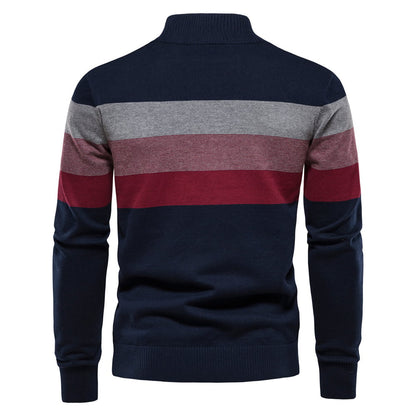 Maglione uomo a righe orizzontali blu, grigie e rosse, collo alto, maniche lunghe, stile casual, moda autunno inverno.