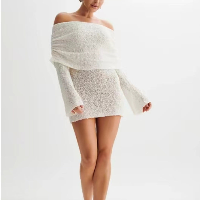 Abito bianco corto a spalle scoperte, tessuto lavorato a maglia, maniche lunghe. Elegante e moderno, ideale per moda donna e abbigliamento estivo.