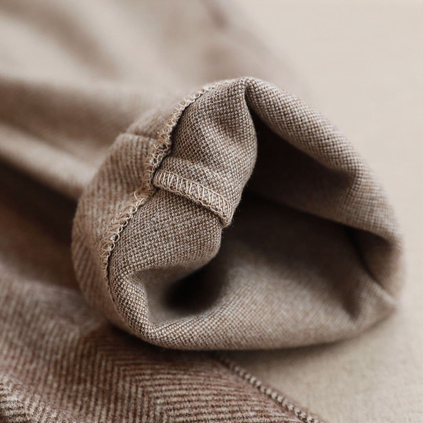 Manica di cappotto in lana marrone, tessuto a spina di pesce, dettaglio cuciture. Moda autunno inverno, abbigliamento elegante, tessuto caldo.