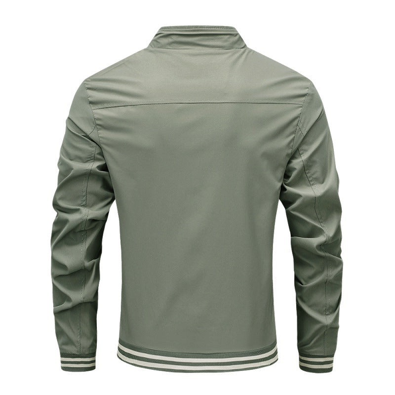 Giacca verde militare da uomo, stile casual, con colletto rialzato e polsini a righe. Design moderno, ideale per moda autunnale e primaverile.