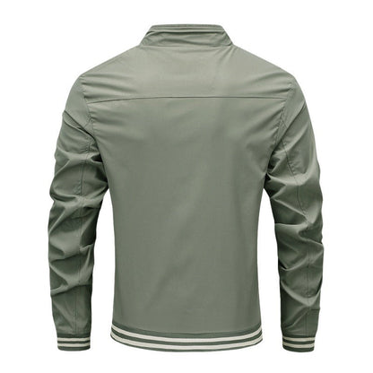 Giacca verde militare da uomo, stile casual, con colletto rialzato e polsini a righe. Design moderno, ideale per moda autunnale e primaverile.