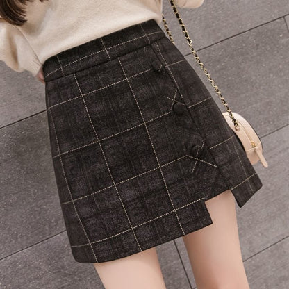 Gonna a quadri nera e bianca, stile casual, con bottoni decorativi, indossata da una donna. Accessorio: borsa a tracolla beige.