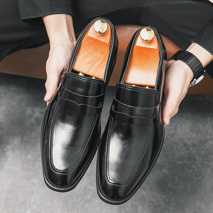 Scarpe eleganti uomo in pelle nera lucida, con tendiscarpe in legno. Design classico, ideali per abbigliamento formale e occasioni speciali.
