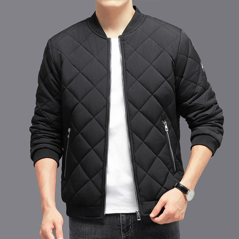 Giacca bomber trapuntata nera da uomo, con zip frontale e tasche laterali, indossata su maglietta bianca. Stile casual, moda autunnale.