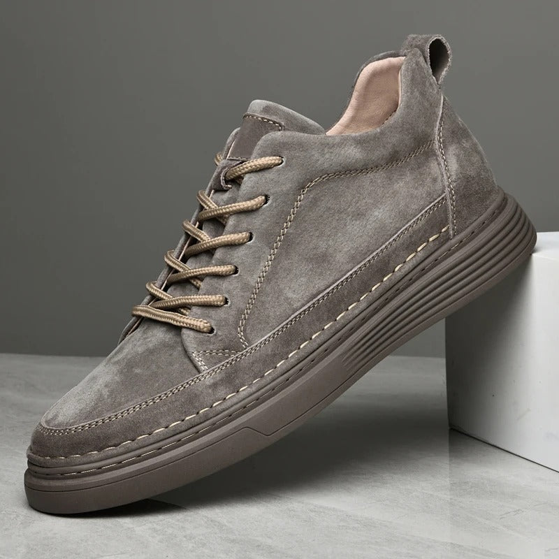 Scarpa da uomo in pelle scamosciata grigia, design casual con suola in gomma antiscivolo, lacci beige, ideale per moda urbana e comfort quotidiano.