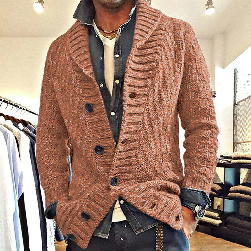 Uomo con cardigan marrone a maglia grossa, bottoni neri, indossa camicia e jeans. Moda maschile autunnale, abbigliamento casual elegante.
