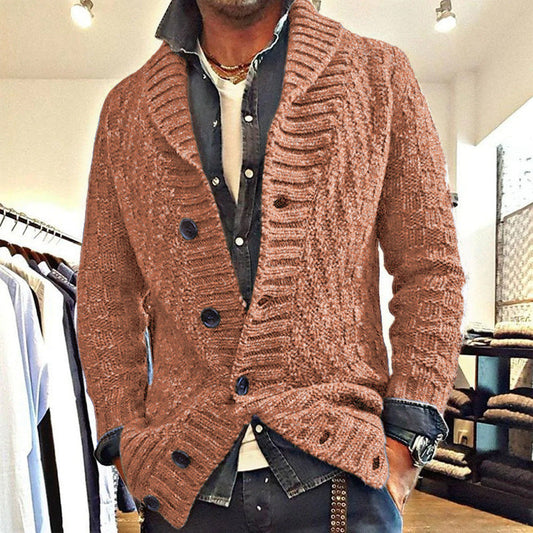 Uomo con cardigan marrone a maglia grossa, bottoni neri, indossa camicia e jeans. Moda maschile autunnale, abbigliamento casual elegante.