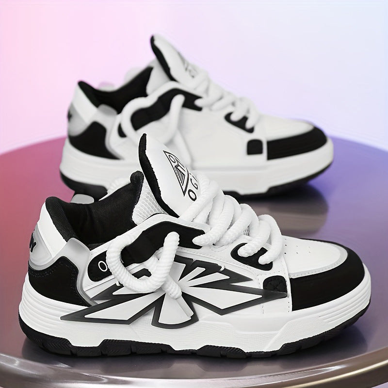 Scarpe da ginnastica bianche e nere su sfondo colorato, design moderno con lacci spessi, suola robusta. Scarpe sportive alla moda per uomo e donna.
