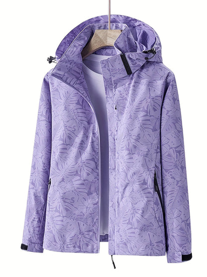 Giacca impermeabile viola con cappuccio, motivo floreale, chiusura zip, ideale per escursioni e attività outdoor. Design moderno e funzionale.