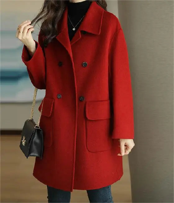 Cappotto rosso elegante da donna, doppio petto, con bottoni neri e tasche, abbinato a borsa nera. Moda autunnale, stile casual chic.