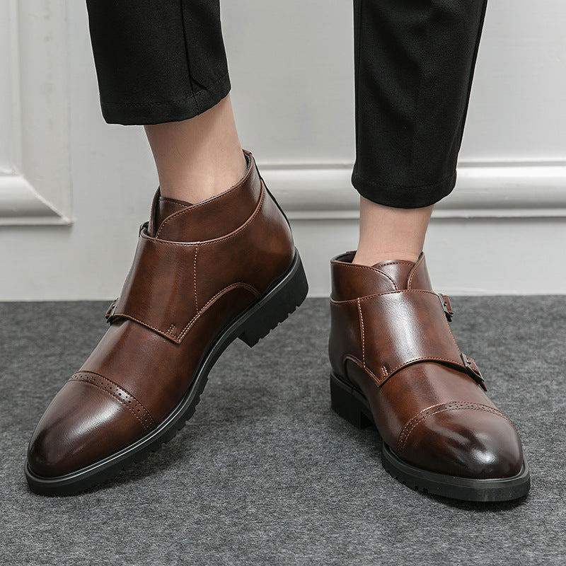 Scarpe eleganti da uomo in pelle marrone, doppia fibbia, suola antiscivolo, indossate con pantaloni neri. Scarpe formali per ufficio o eventi.