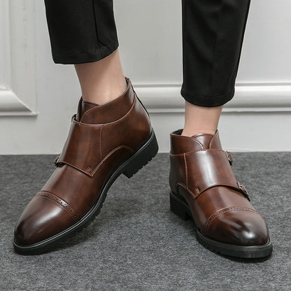 Scarpe eleganti da uomo in pelle marrone, doppia fibbia, suola antiscivolo, indossate con pantaloni neri. Scarpe formali per ufficio o eventi.