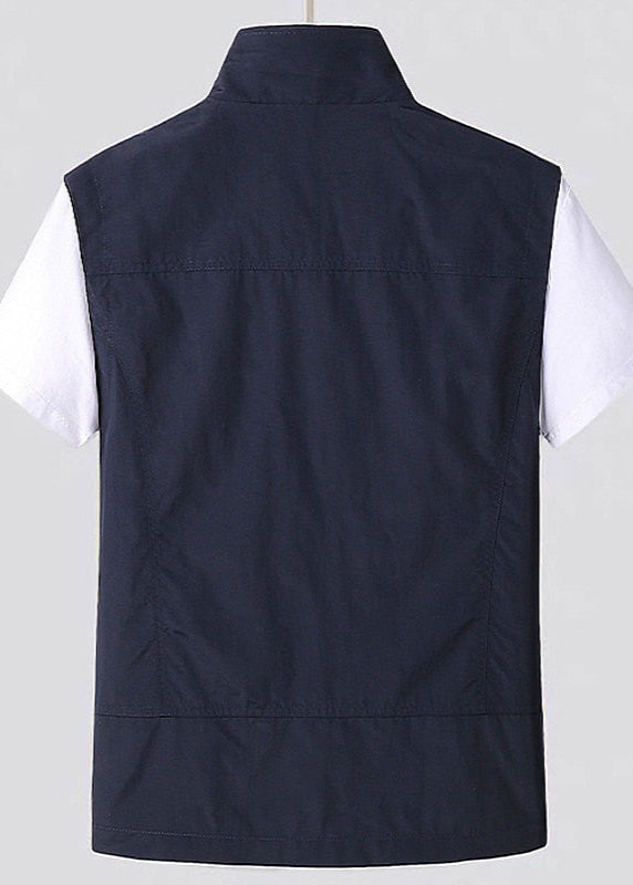 Camicia uomo a maniche corte, retro blu scuro con colletto classico, dettagli bianchi sulle maniche. Moda casual estiva, abbigliamento maschile elegante.
