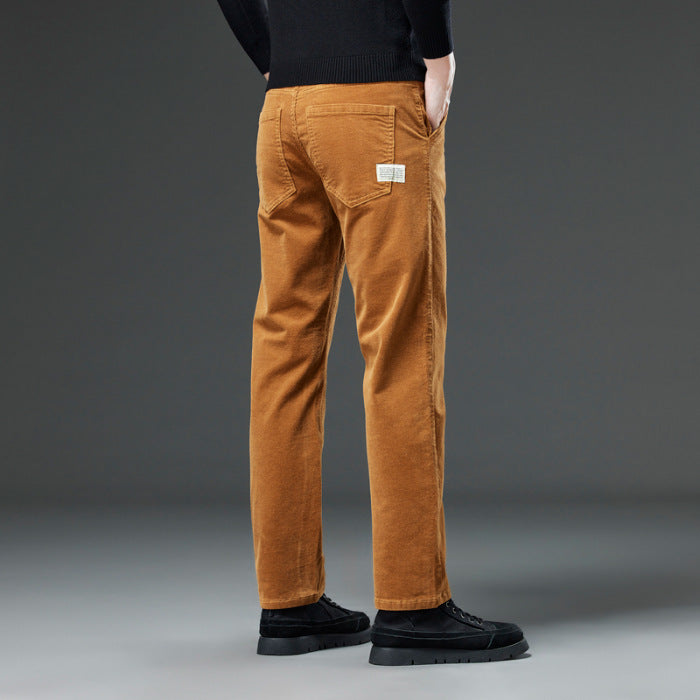 Pantaloni uomo in velluto a coste marroni, vestibilità regolare, con etichetta sul retro, abbinati a scarpe nere e maglione nero.