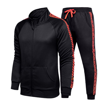 Tuta sportiva nera con dettagli rossi, giacca con zip e pantaloni con coulisse. Abbigliamento fitness uomo, moda casual, tessuto traspirante.