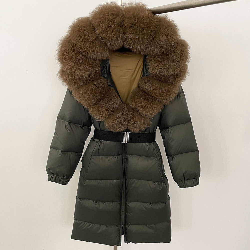 Cappotto invernale verde scuro con cappuccio in pelliccia marrone, imbottito e lungo, ideale per il freddo. Design elegante e caldo.