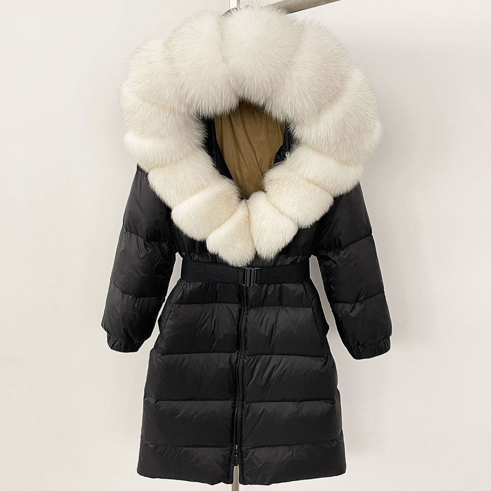 Cappotto invernale nero con cappuccio in pelliccia bianca, imbottito, elegante e caldo, ideale per moda donna, abbigliamento invernale di lusso.